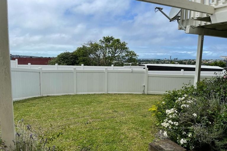 Photo of property in 17 Cashmere Place, Glenfield, Auckland, 0629