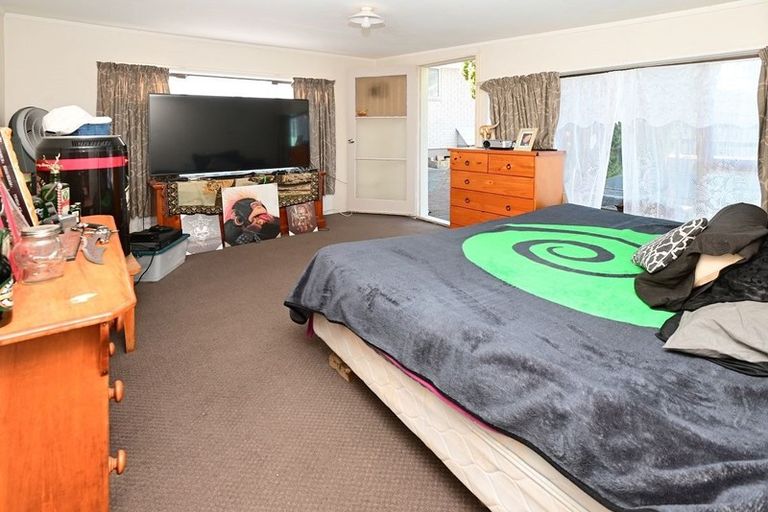 Photo of property in 2 Benton Place, Manurewa, Auckland, 2102