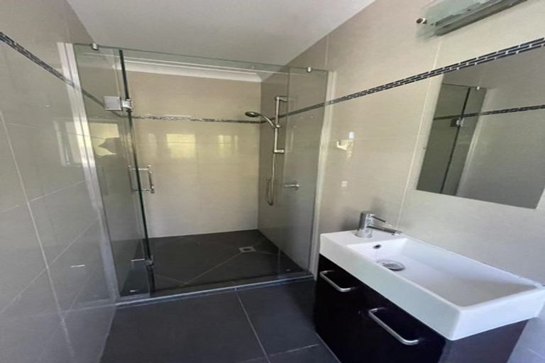 Photo of property in 30 Namsan Close, Fairview Heights, Auckland, 0632