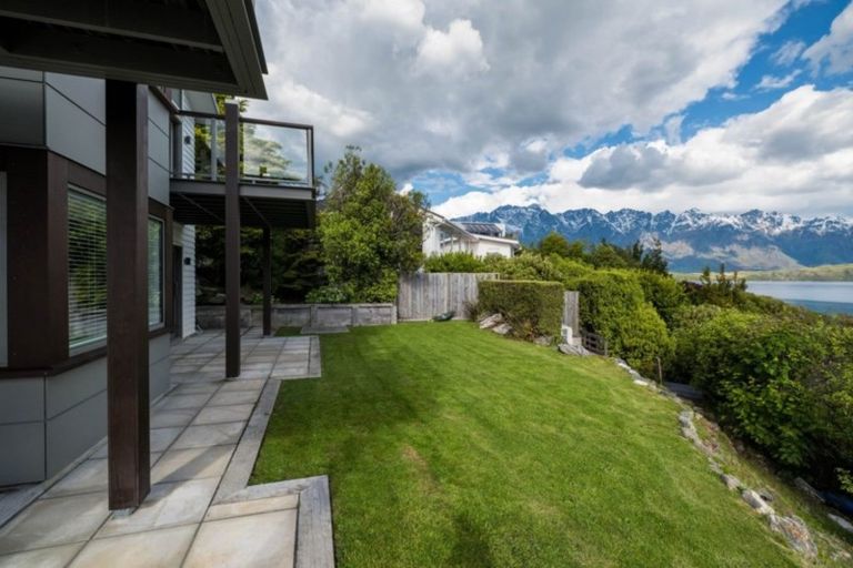 Photo of property in 62 Cedar Drive, Kelvin Heights, Queenstown, 9300
