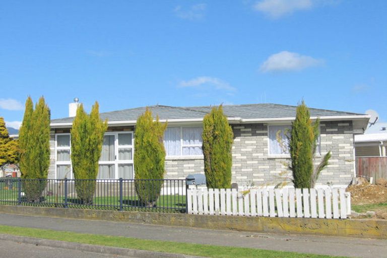 Photo of property in 16 Ross Street, Levin, 5510