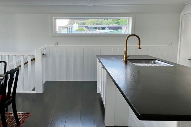 Photo of property in 129 Marine Parade, Seatoun, Wellington, 6022