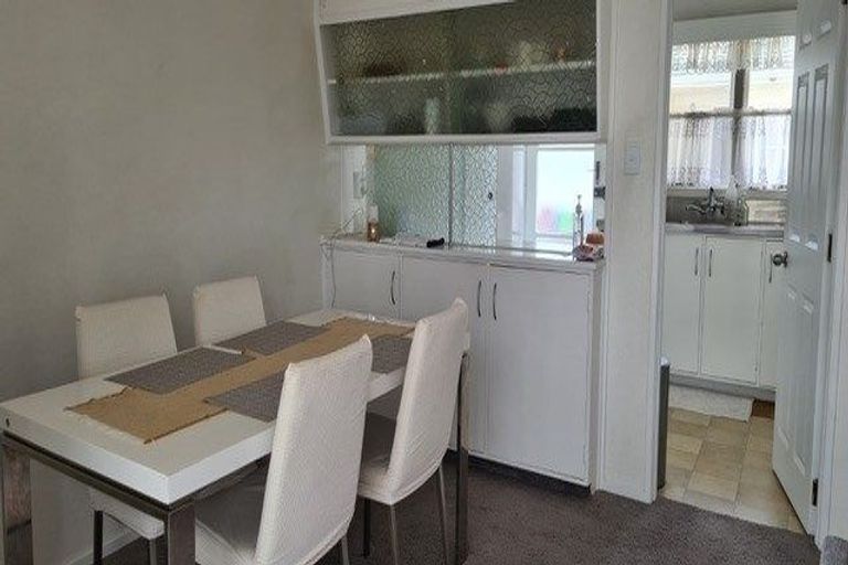 Photo of property in 2/124 Te Atatu Road, Te Atatu South, Auckland, 0610