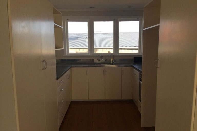 Photo of property in 37a Luckens Road, West Harbour, Auckland, 0618