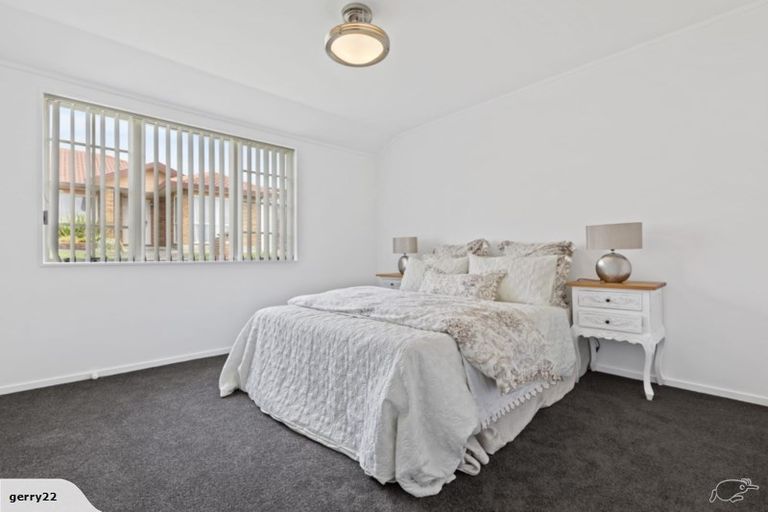 Photo of property in 6 Coupland Court, Glendene, Auckland, 0602