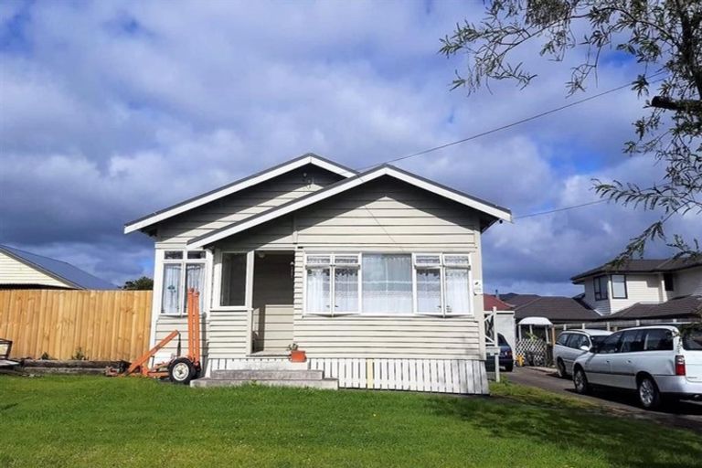 Photo of property in 15 Grande Vue Road, Papatoetoe, Auckland, 2025