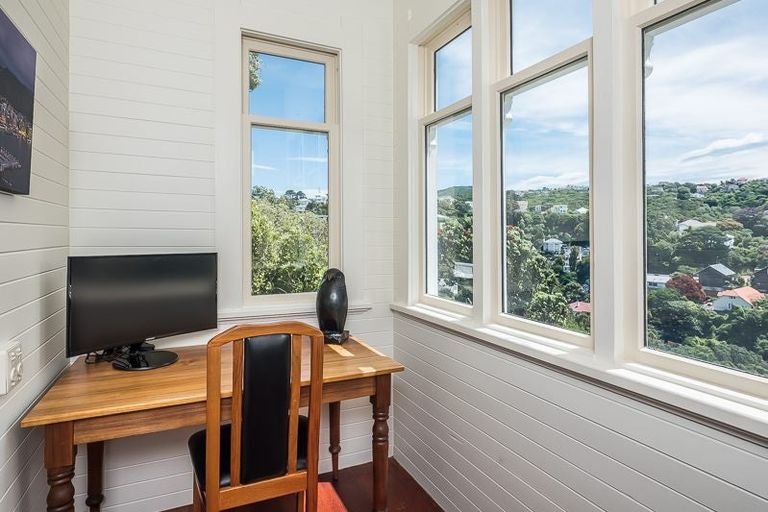 Photo of property in 43 Fairview Crescent, Kelburn, Wellington, 6012