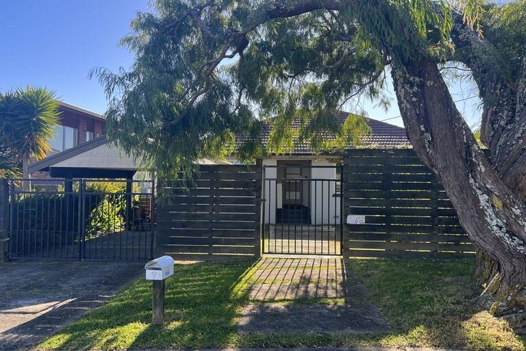 Photo of property in 1/9 Corrella Road, Belmont, Auckland, 0622