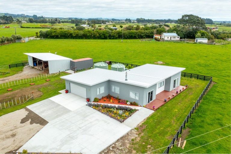 Photo of property in 43 Carrs Road, Urenui, 4377