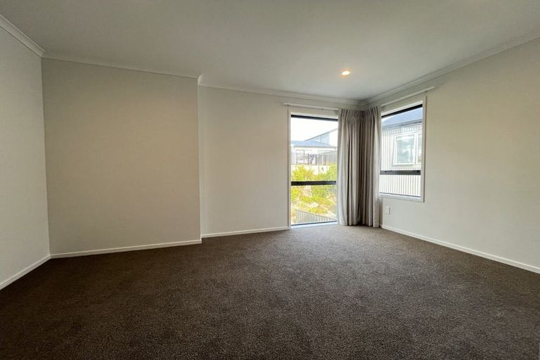 Photo of property in 11 Koreke Close, Kenepuru, Porirua, 5022