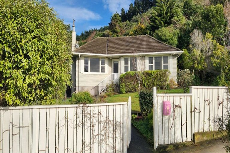 Photo of property in 1 Mckelvey Place, Tawa, Wellington, 5028
