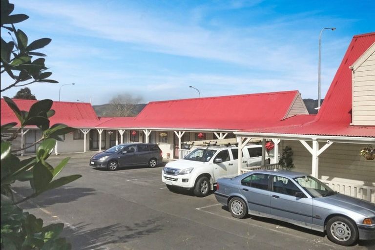 Photo of property in 252 Grounsell Crescent, Belmont, Lower Hutt, 5010