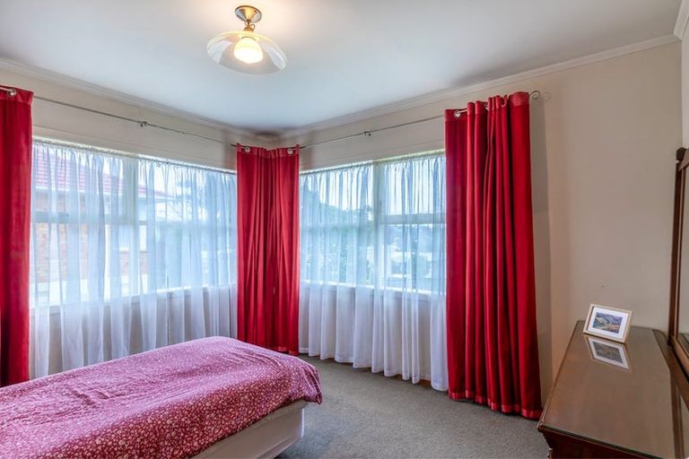 Photo of property in 26 Barron Drive, Green Bay, Auckland, 0604