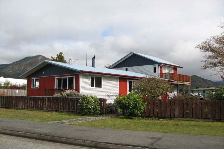 Photo of property in 9 Grey Street, Murchison, 7007