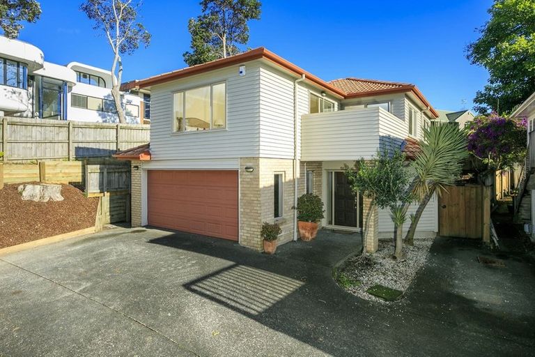 Photo of property in 2/11 Camelot Place, Glenfield, Auckland, 0629