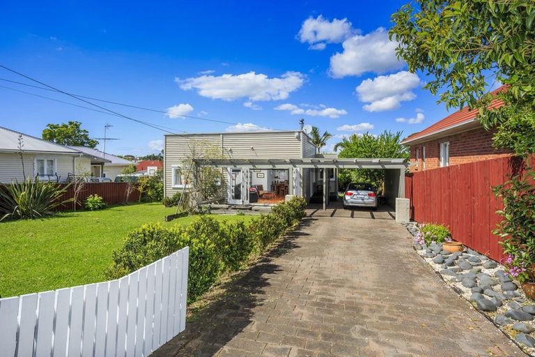 Photo of property in 21 Roberts Avenue, Bayswater, Auckland, 0622