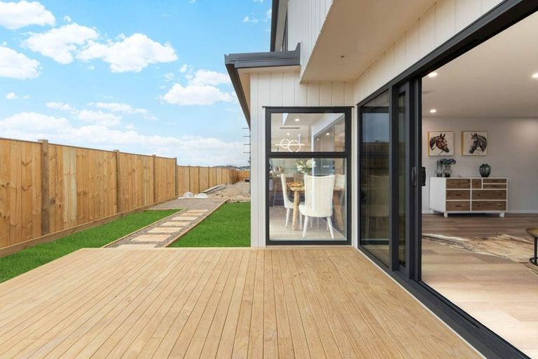 Photo of property in 30 Taipahitini Road, Rosehill, 2113