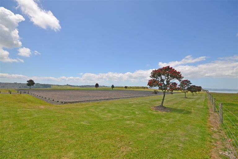 Photo of property in 1088 South Head Road, South Head, Helensville, 0874