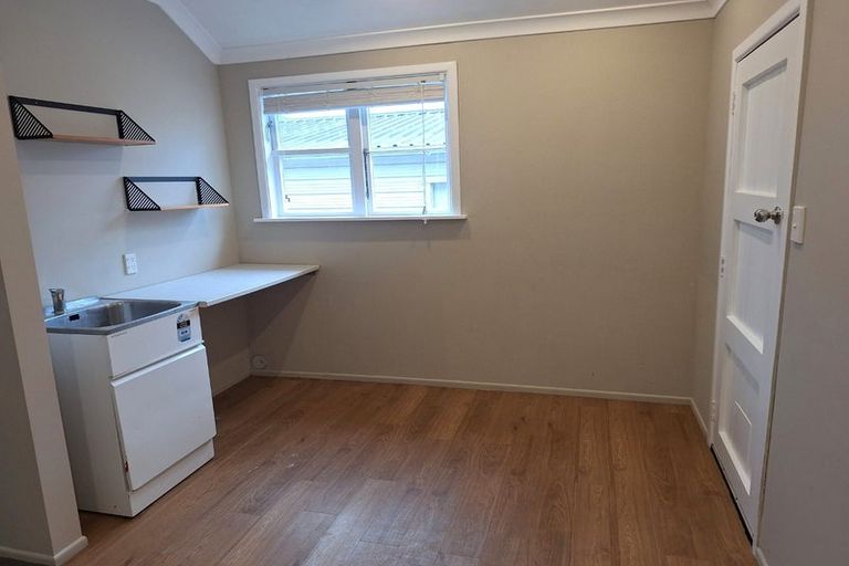 Photo of property in 15 Savage Crescent, Upper Hutt Central, Upper Hutt, 5018