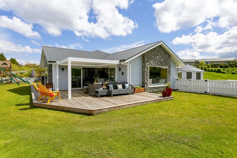 Photo of property in 97 Loch Views Road, Acacia Bay, Taupo, 3385