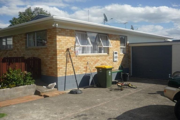 Photo of property in 2/15 Ballater Place, Highland Park, Auckland, 2010