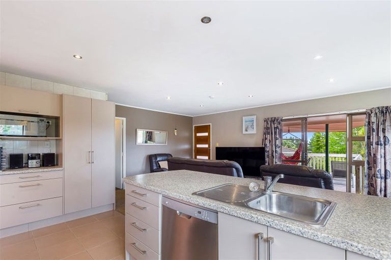 Photo of property in 52 Pemberton Avenue, Bayview, Auckland, 0629