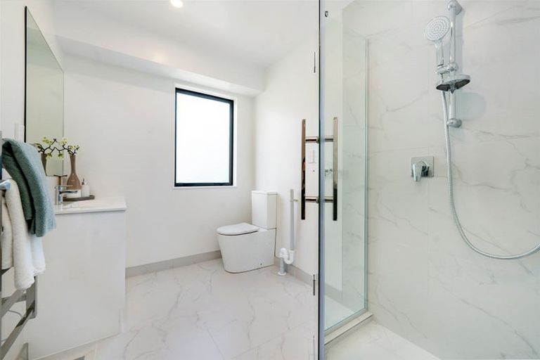 Photo of property in 4b Flaunty Place, West Harbour, Auckland, 0618