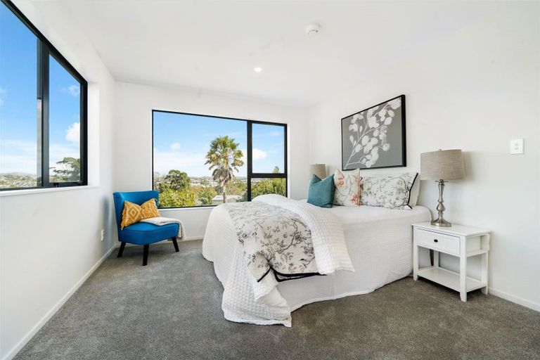 Photo of property in 4b Flaunty Place, West Harbour, Auckland, 0618