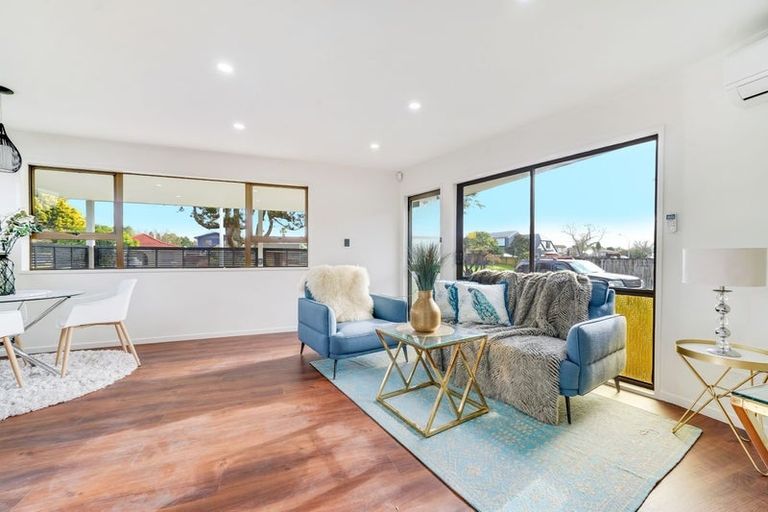 Photo of property in 2/8 Kirrama Place, Conifer Grove, Takanini, 2112