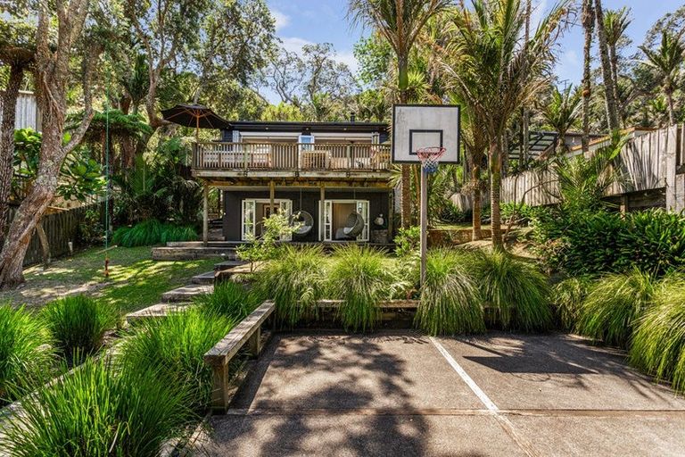 Photo of property in 80 Motutara Road, Muriwai, Waimauku, 0881