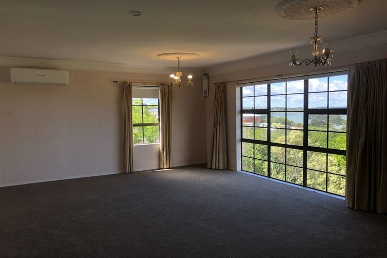 Photo of property in 30 Hoskins Avenue, Hillsborough, Auckland, 1042