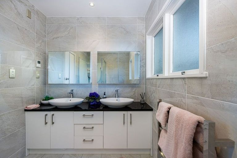 Photo of property in 18 Red Bluff Rise, Campbells Bay, Auckland, 0630