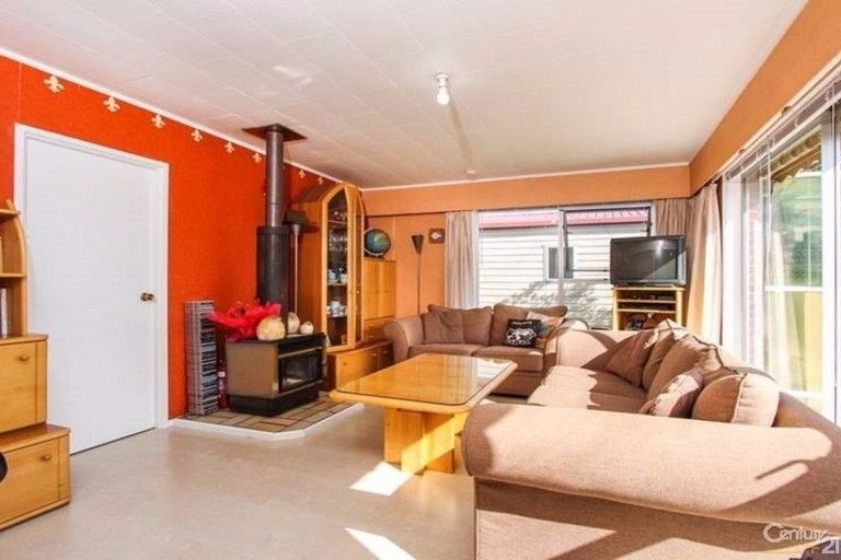 Photo of property in 44 Coniston Avenue, Te Atatu South, Auckland, 0610