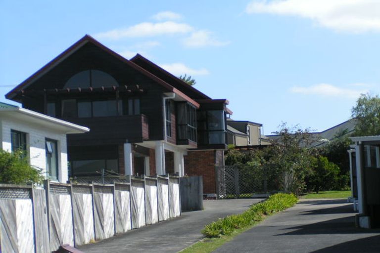 Photo of property in 2/21 Seaview Avenue, Northcote, Auckland, 0627