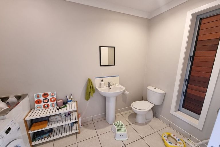 Photo of property in 9b Clearwater Cove, West Harbour, Auckland, 0618