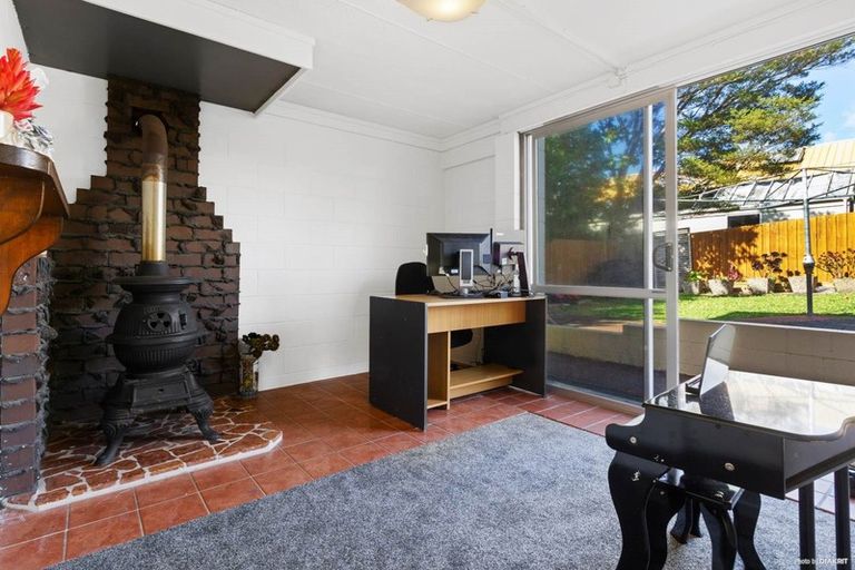 Photo of property in 2/160a Titirangi Road, New Lynn, Auckland, 0600