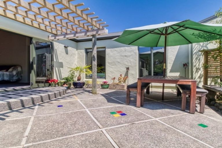 Photo of property in 2 Ritchie Place, Havelock North, 4130