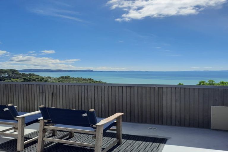 Photo of property in 28 Chelverton Terrace, Red Beach, 0932