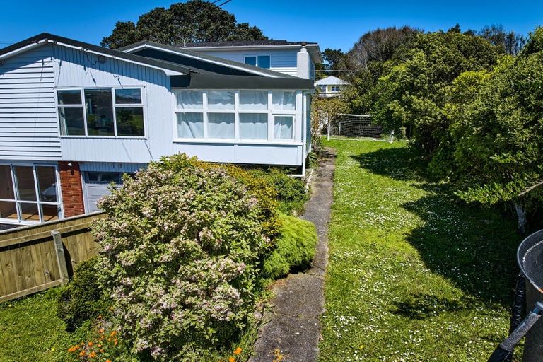 Photo of property in 18 Robert Street, Newlands, Wellington, 6037
