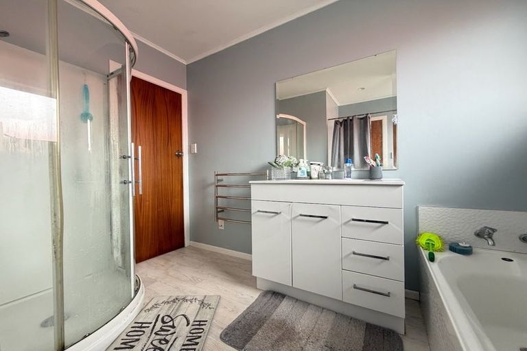 Photo of property in 3 Alder Place, Newlands, Wellington, 6037