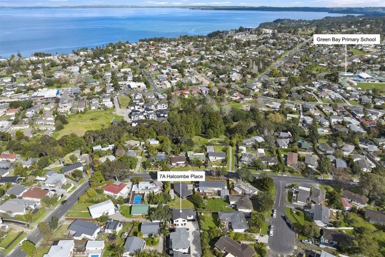 Photo of property in 7a Halcombe Place, Green Bay, Auckland, 0604