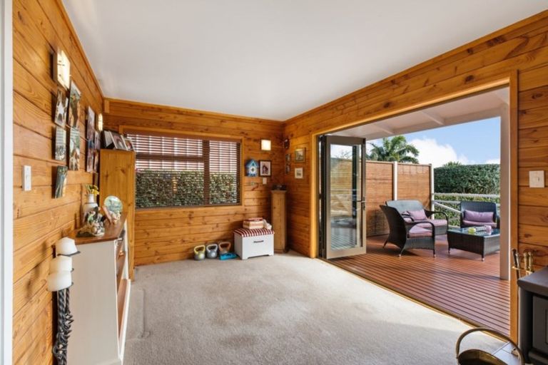 Photo of property in 38 Whangaparaoa Road, Red Beach, 0932