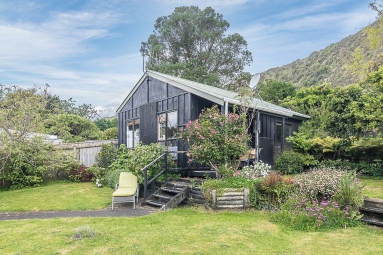 Photo of property in 28 Wellington Road, Paekakariki, 5034