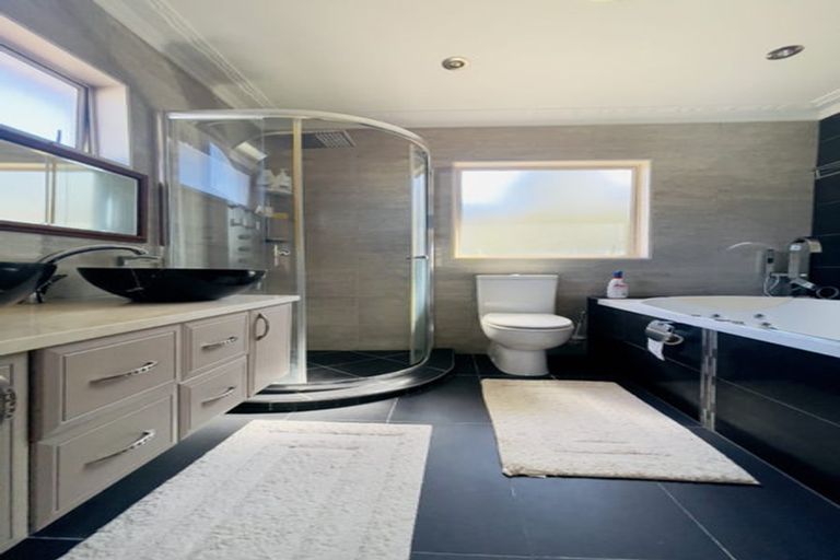 Photo of property in 51a The Esplanade, Eastern Beach, Auckland, 2012