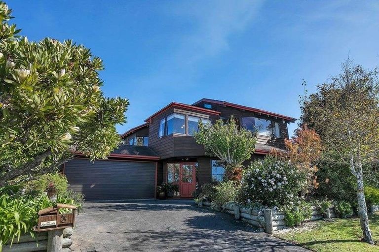 Photo of property in 1/70 Ocean View Road, Northcote, Auckland, 0627