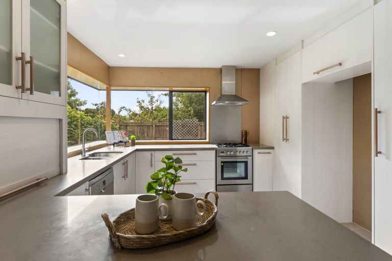 Photo of property in 27 Thornwood Place, Redwood, Christchurch, 8051