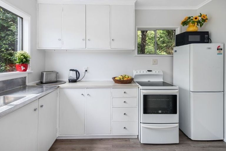 Photo of property in 2/15 Wakely Road, Newlands, Wellington, 6037