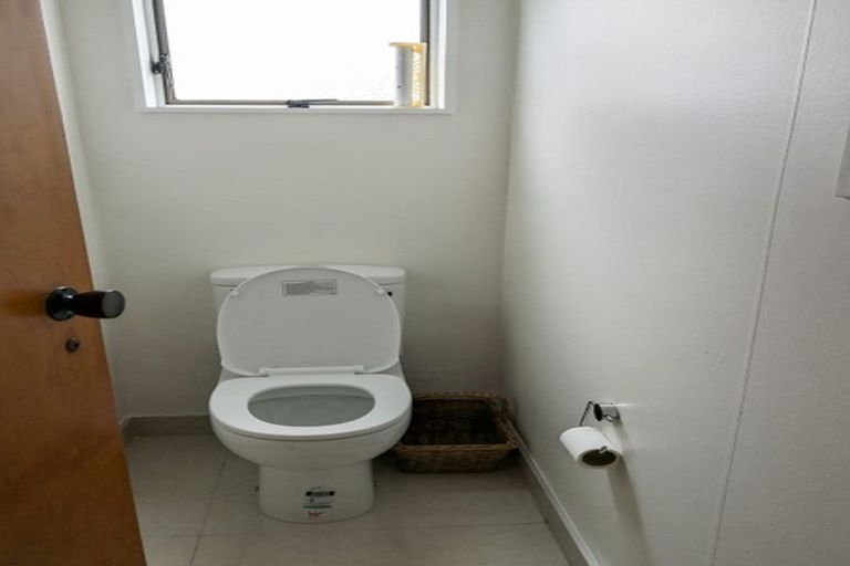 Photo of property in 1/7 Sovereign Place, Glenfield, Auckland, 0629