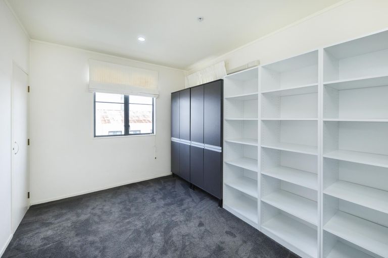 Photo of property in Maddison Apartments, 2/6c Queen Street, Palmerston North, 4410