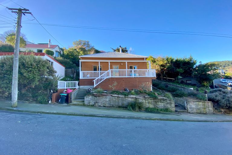 Photo of property in 18 Hawkhurst Road, Lyttelton, 8082